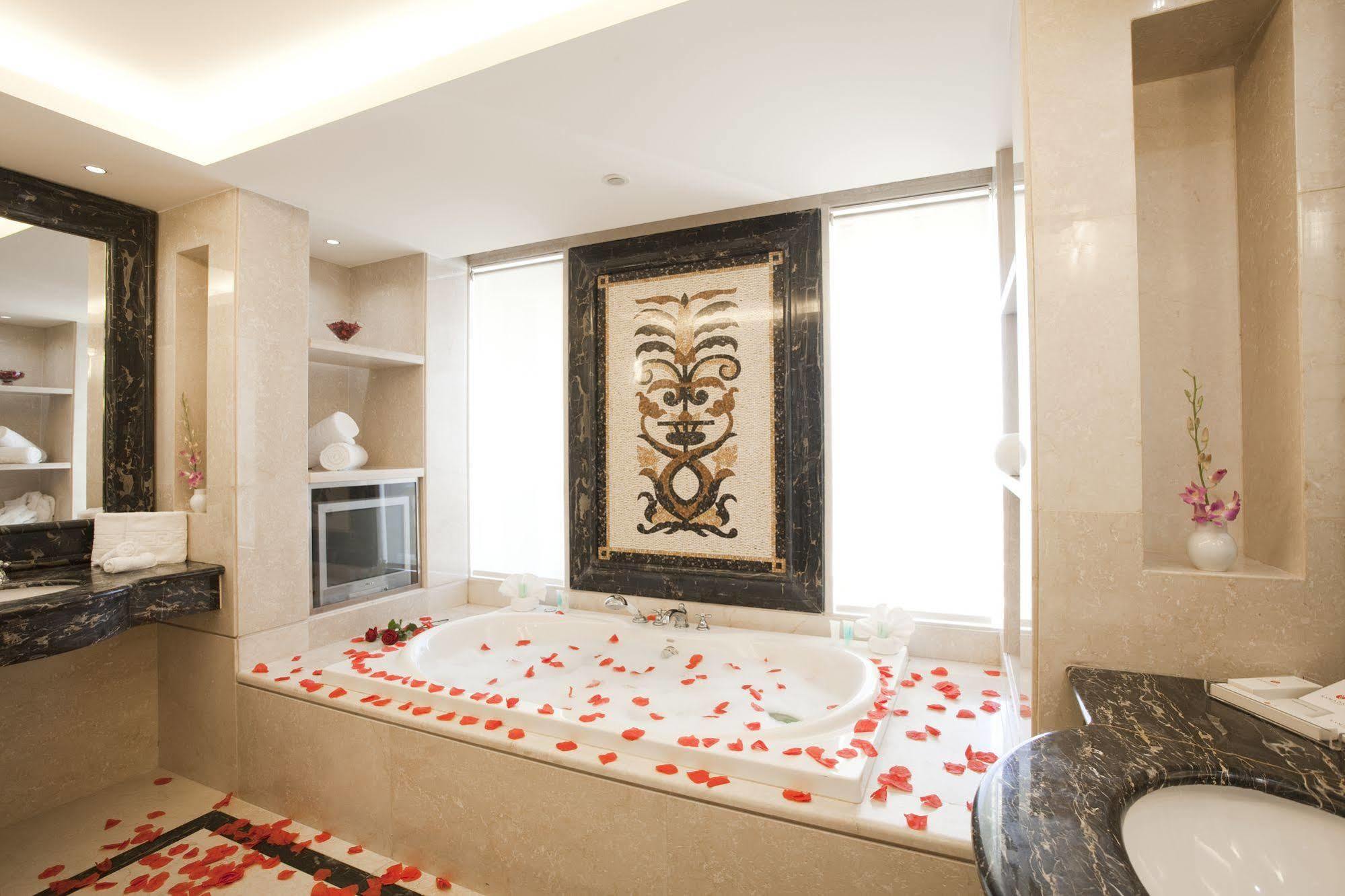 Ramada Plaza by Wyndham Beirut Raouche Beirute Exterior foto